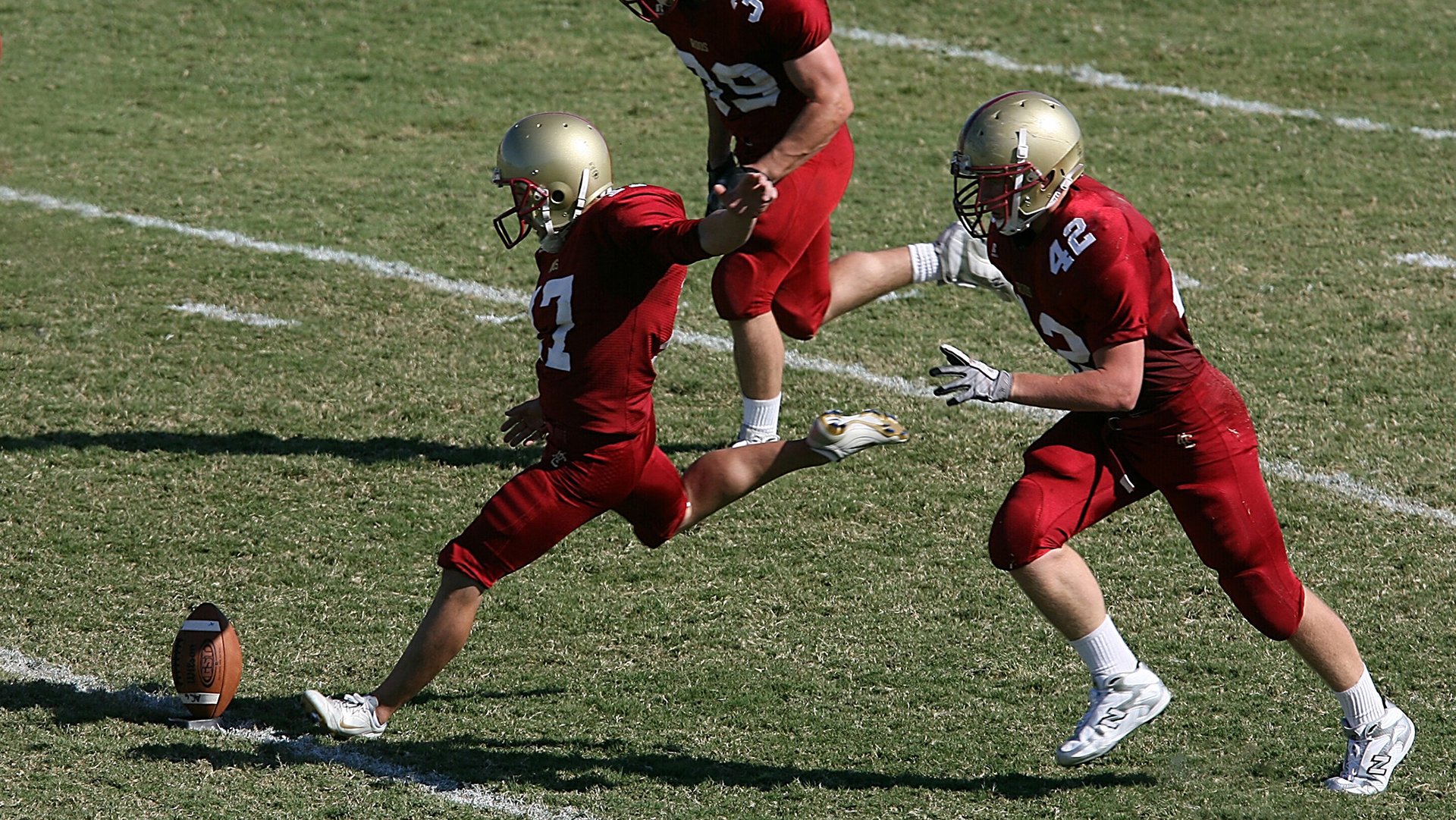 乐鱼体育平台-两前腰角色分工拉开防线宽度，双前腰战术